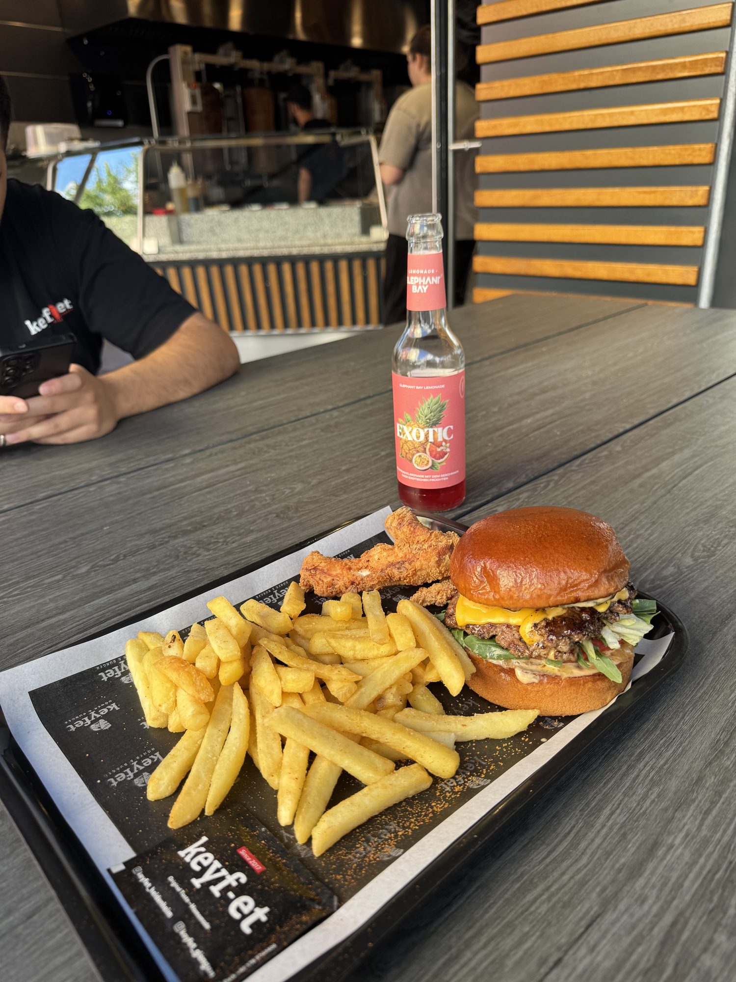 keyf-et Menü Tray mit Burger, Pommes und Getränk