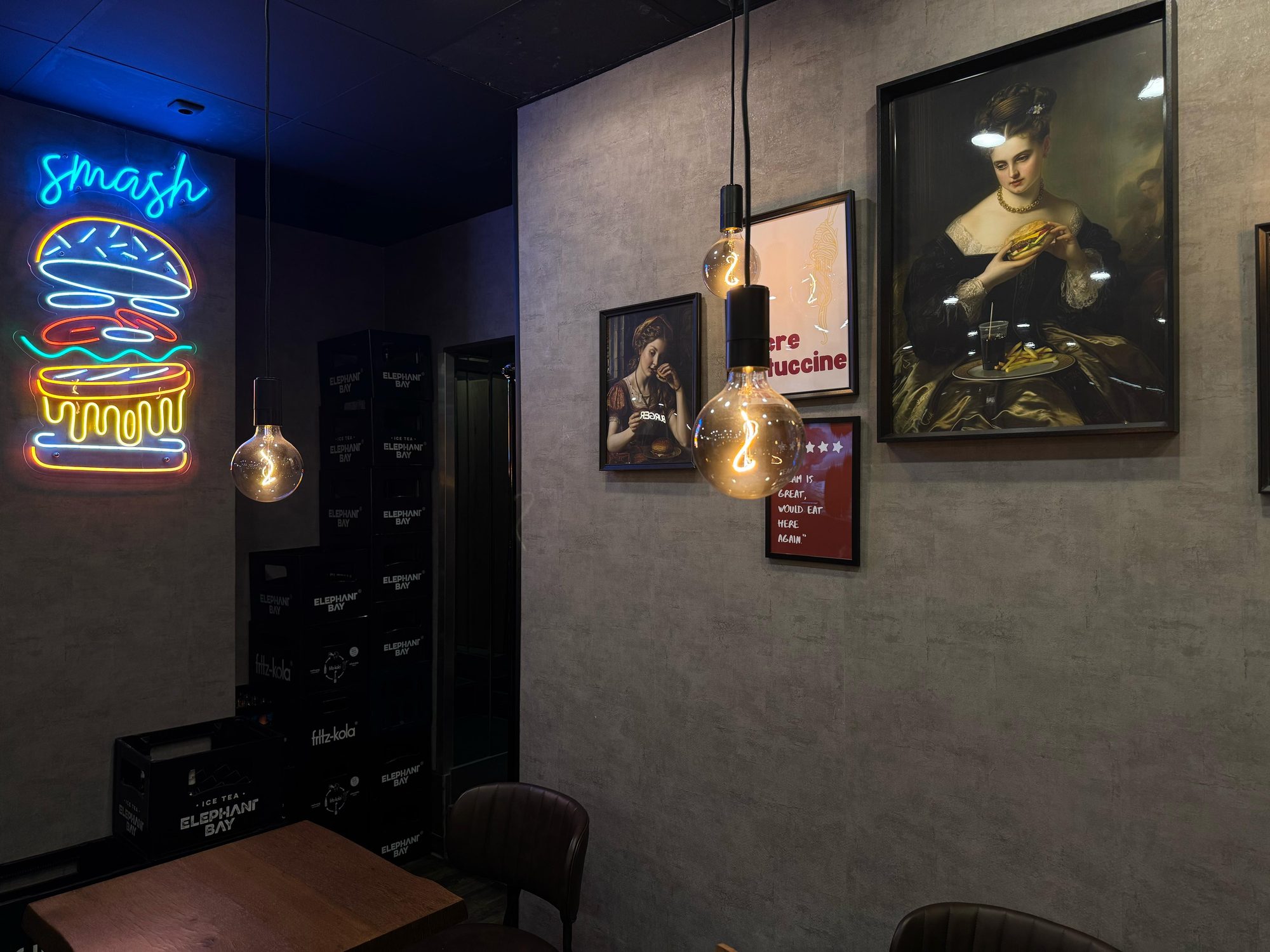 keyf-et Neon Smash und Wandkunst