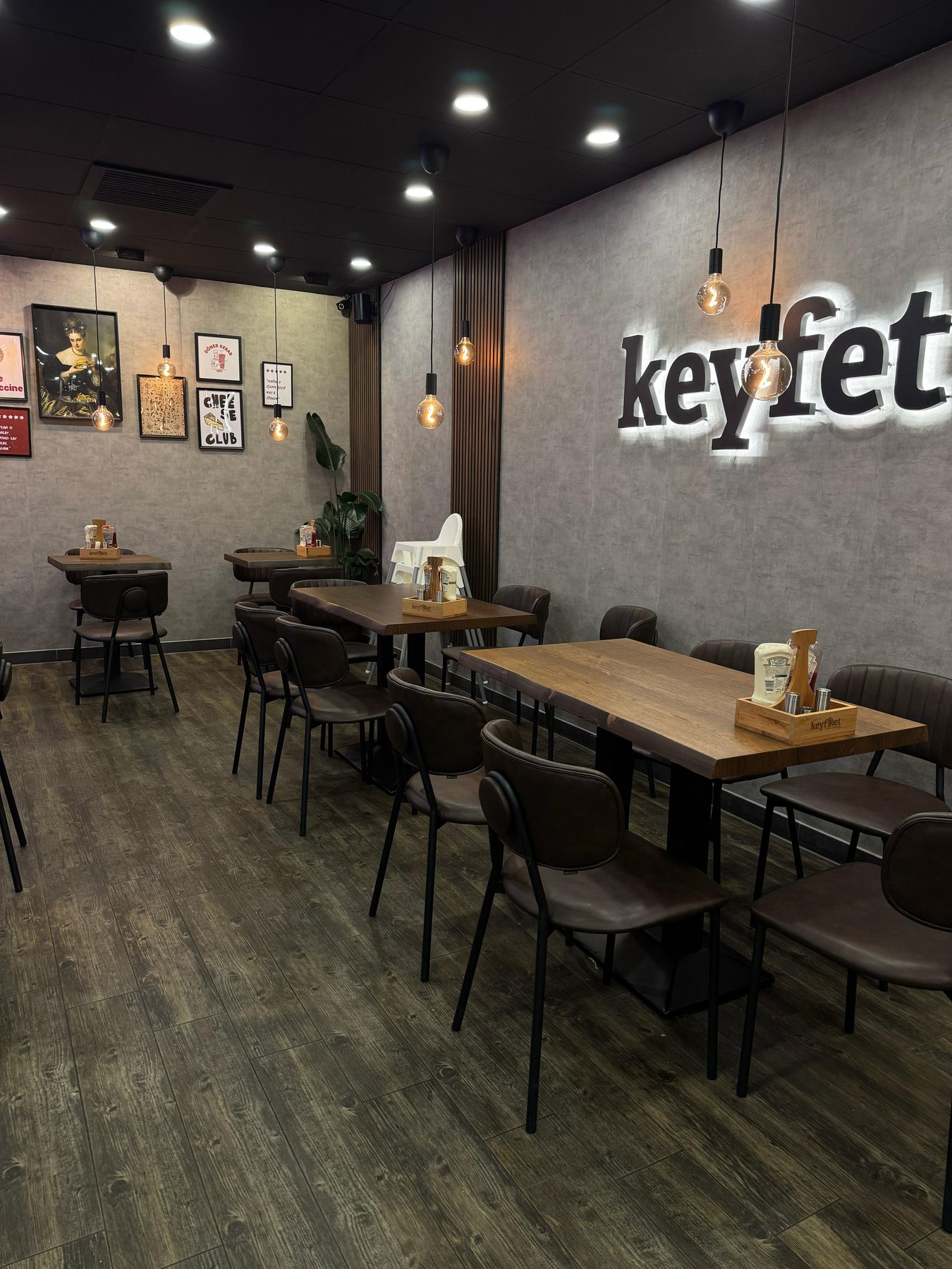 keyf-et Restaurant Innenraum — gemütliche Atmosphäre mit Neon-Smash-Schild
