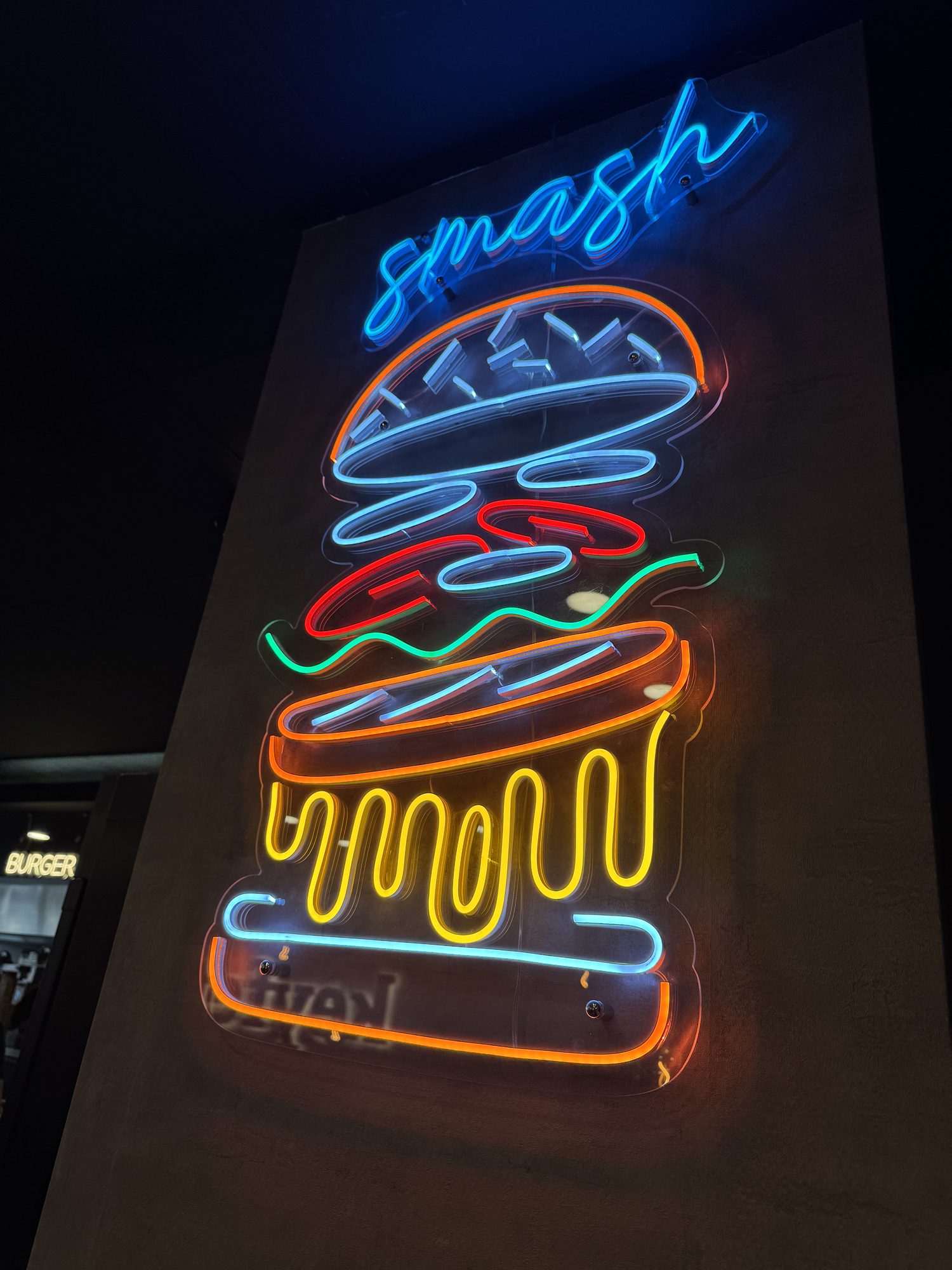 keyf-et Smash Neon Sign — das Wahrzeichen des Restaurants